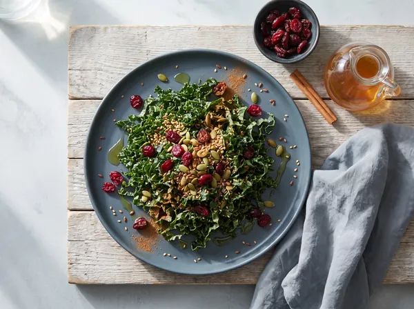 Grünkohlsalat mit Apfelessig, Leinsamen, Zimt und Cranberries – Rezept für den Blutzucker