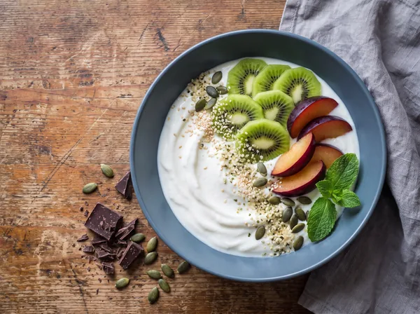 Kefir-Bowl mit Kiwi und Pflaume – Longevity-Rezept in 10 Minuten